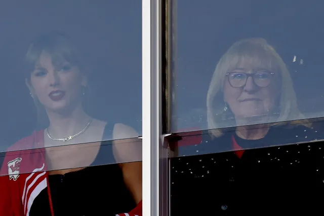 Taylor Swift con la madre de Travis Kelce