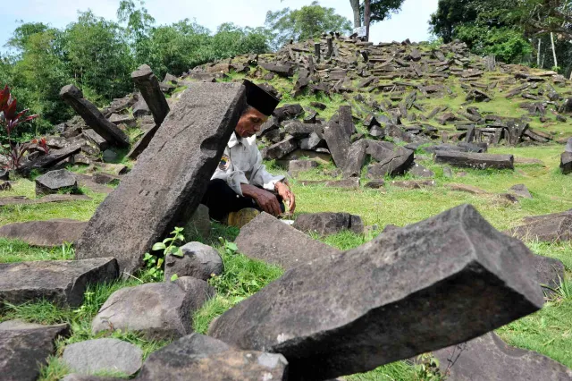 Visitante roza en el sitio arqueológico de Gunung Padang