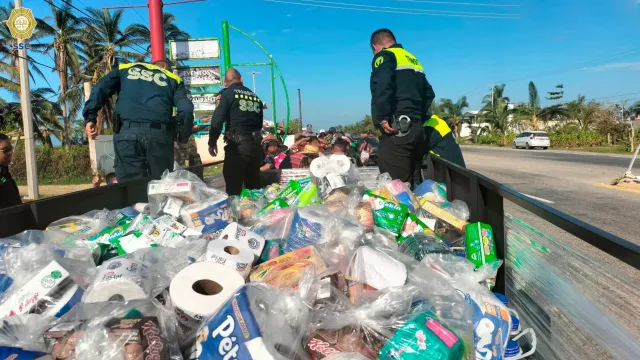 Elementos de tránsito entregan despensas en Acapulco