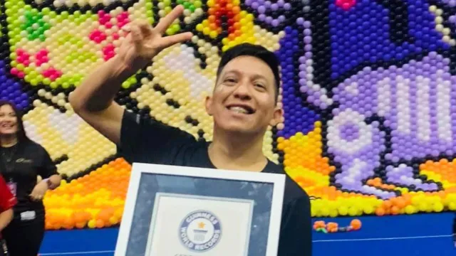 Saúl López artista Veracruzano participante en la elaboración del mural | Foto: Facebook Saúl López Sánchez 