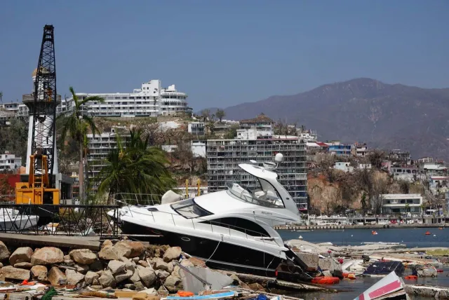 Yate encallado en el puerto de Acapulco