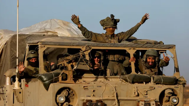 Soldados israelíes saludan contentos, tras abandonar Gaza durante la tregua. Foto: Reuters 