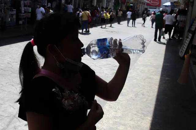 Niña toma agua en Mérida, durante ola de calor