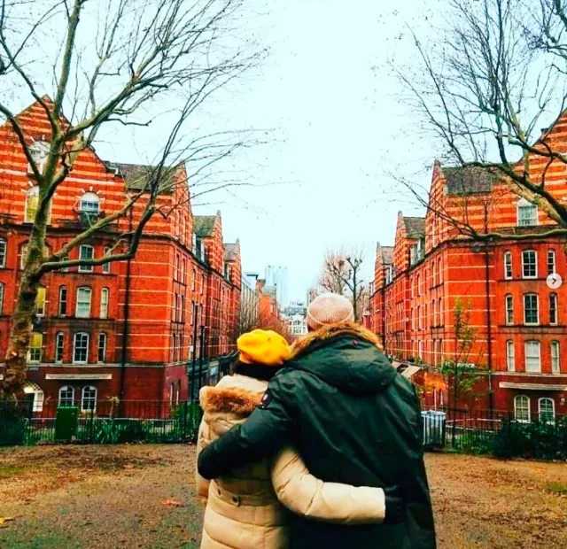 Adam abrazando a su madre en Londres, Inglaterra.