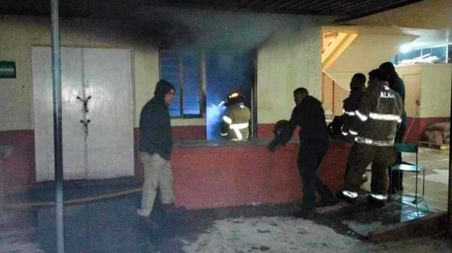 Bomberos de Reynosa Atiendieron Reporte de Incendio en Primaria Artículo 123 Melchor Ocampo en Reynosa