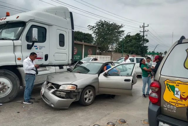 Un automóvil Nissan Sentra viajaban cinco estudiantes que se dirigían rumbo a la escuela