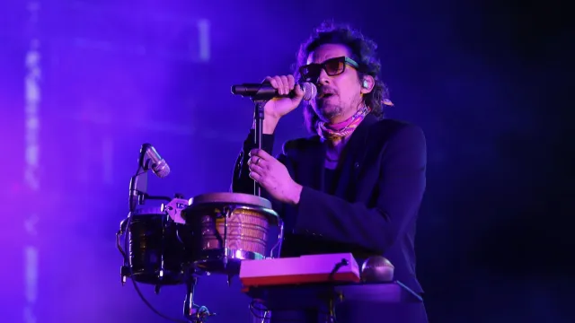 León Larregui durante un concierto