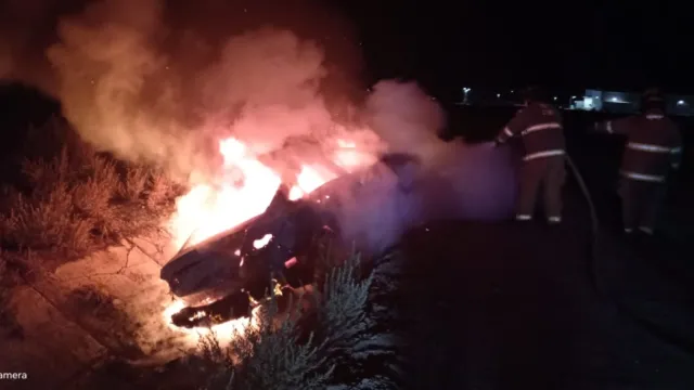 Carro localizado en llamas en el Ejido Puebla de Mexicali. Foto: DSPM