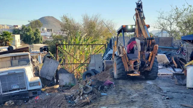 Maquinaria de CESPT utilizada en cateo por búsqueda de Erick Carillo. Foto: FGE