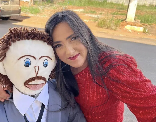 Meirivone Rocha y su marido de trapo Marcelo