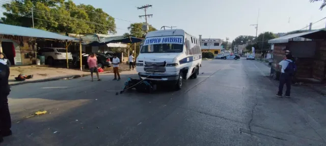 Una mujer motociclista resultó gravemente lesionada al ser arrollada por un camión del transporte público