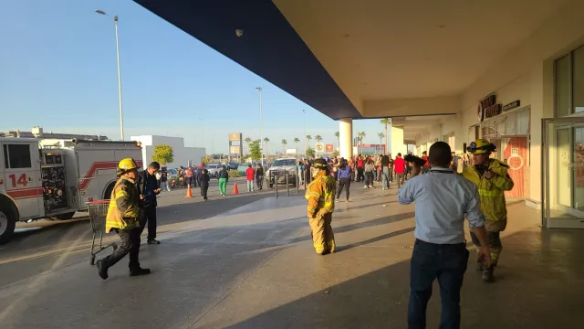 Equipo de emergencias en Plaza Comercial de Mexicali, BC. Foto: N+