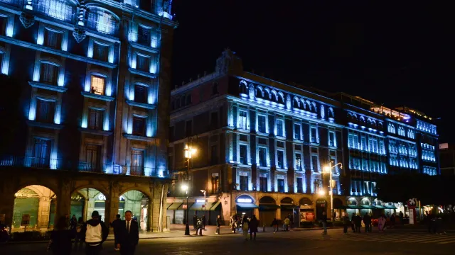 Edificios del Centro Histórico iluminados de azul
