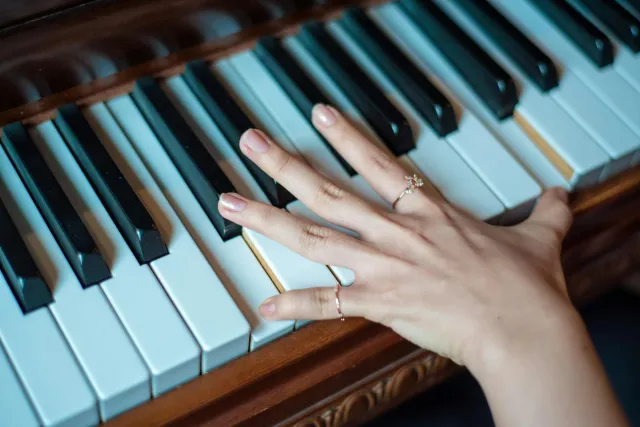 Mujer toca un piano