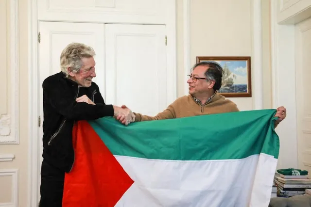 Roger Waters y el presidente de Colombia, Gustavo Petro, con la bandera Palestina