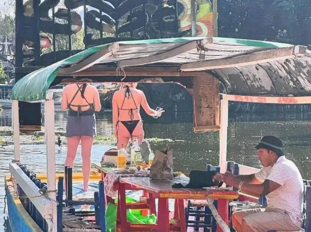 Turistas extranjeras en traje de baño en Xochimilco