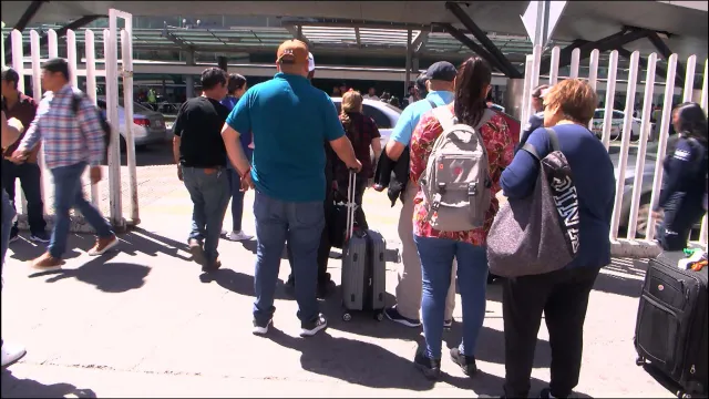 Turistas llegando al Aeropuerto Internacional de Guadalajara