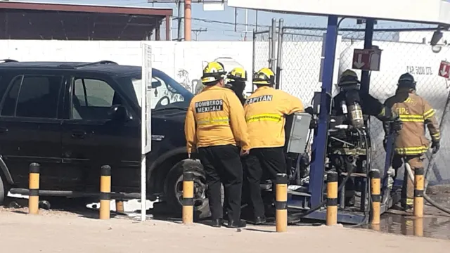 Conductora choca en gasera de la colonia Xochicali en Mexicali. Foto: N+