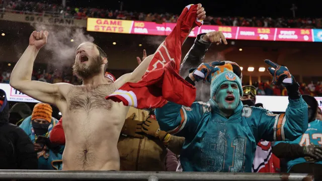 Fanático sin playera durante helada en el partido de los Chiefs