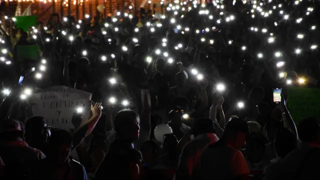 Encienden celulares en apoyo a policías en Campeche