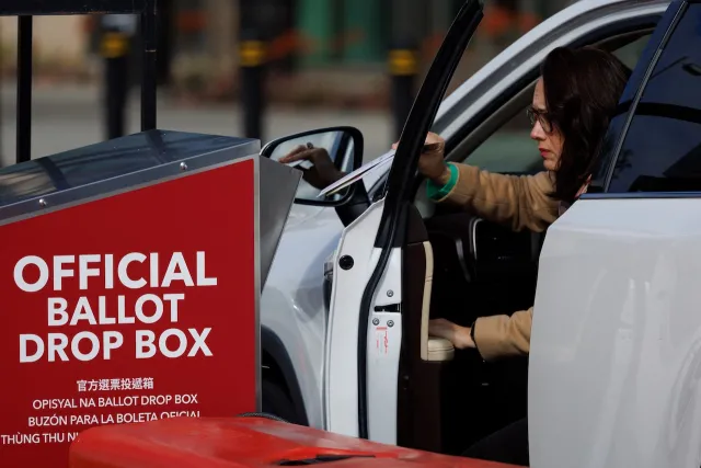 Mujer vota desde su coche en California
