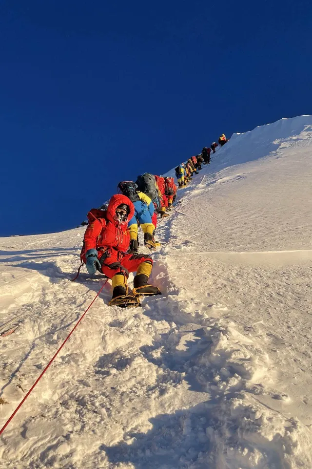 Fila para subir a la punta del Everest