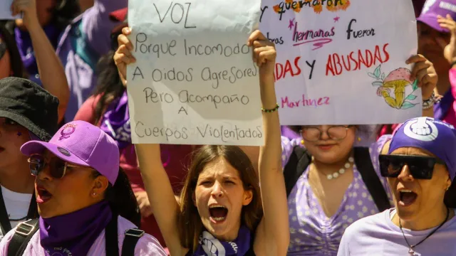 Contingente de mujeres que marchan para el 8M 2024 en la CDMX. Foto: Cuartoscuro