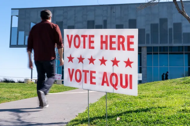 Cartel bilíngüe en Texas, durante el ‘supermartes’