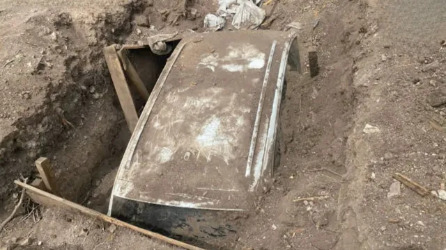 Auto de Lujo es Encontrado Enterrado en Ejido de Parral | Foto: AEI Chihuahua