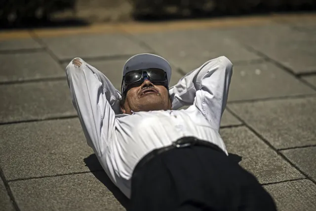 Hombre se acostó para ver el eclipse en el Centro Histórico