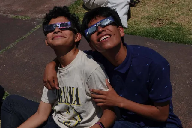 Jóvenes admiran el eclipse en Las Islas de Ciudad Universitaria