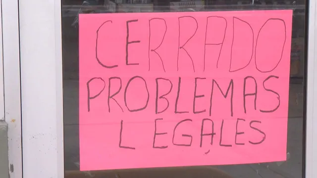 Al llegar los clientes, una pancarta rosa les indica los motivos del cierre. Foto: N+