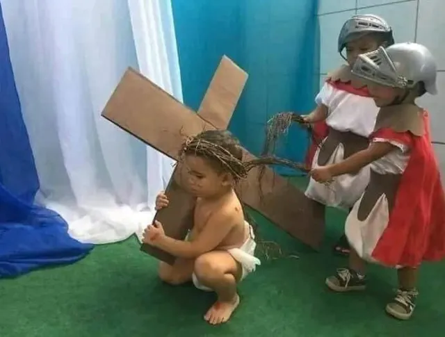  Niños de Kínder Hacen Pasión de Cristo