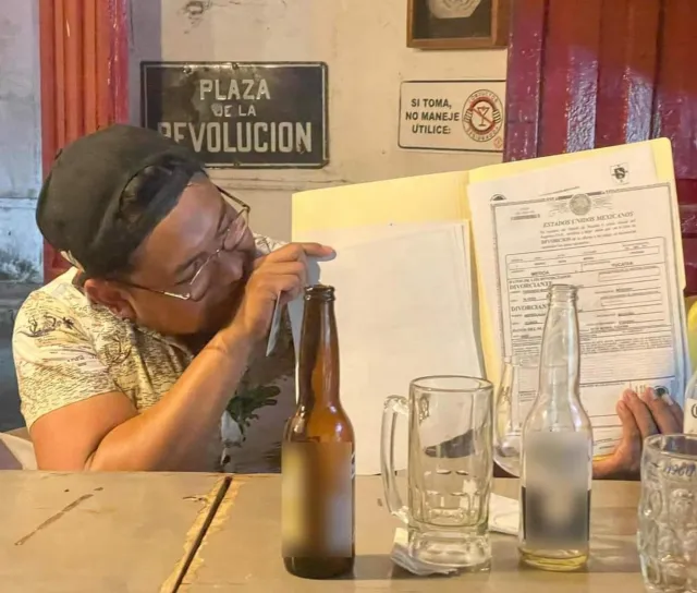 Exmarido presume su acta de divorcio en cantina El Cardenal