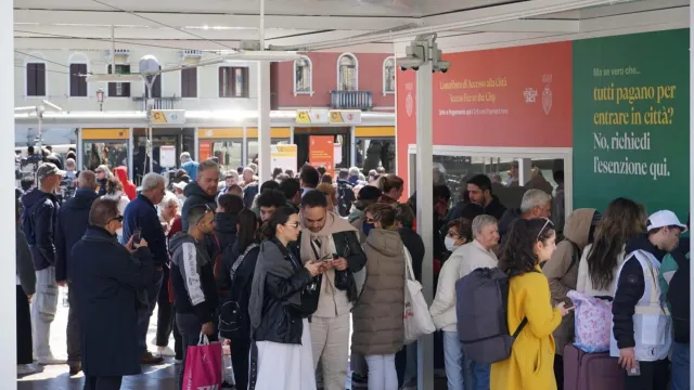 Turistas hacen filas para hacer pago para entrar a Venecia