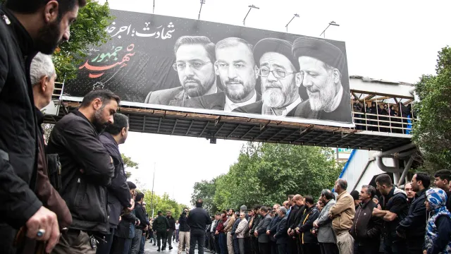 La gente asiste a la ceremonia fúnebre por el presidente Raisi