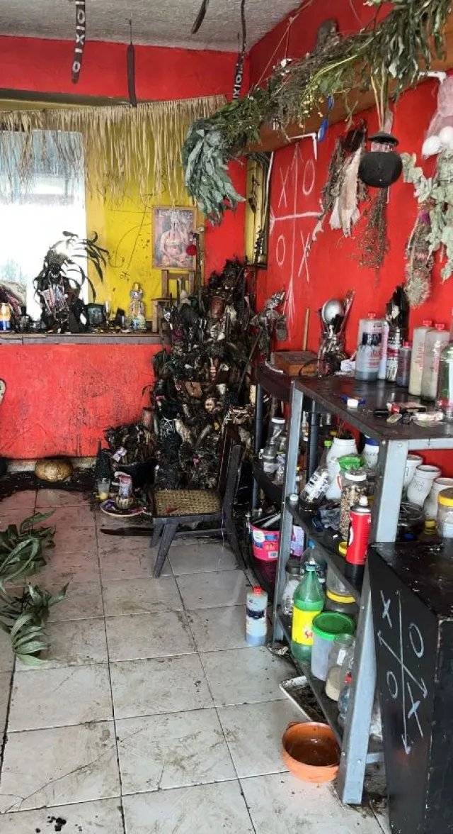 Hallan Altar de Santería con Restos Óseos en Casa de Neza