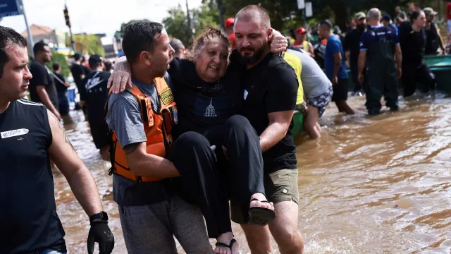 Mujer rescatada en inundación de Brasil