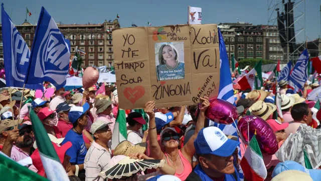 Ciudadanos en la marcha Marea Rosa en el Zócalo