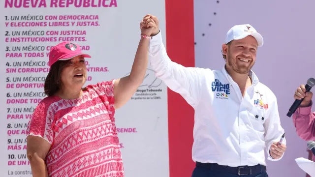 Taboada y Xóchitl en la marcha Marea Rosa en el Zócalo