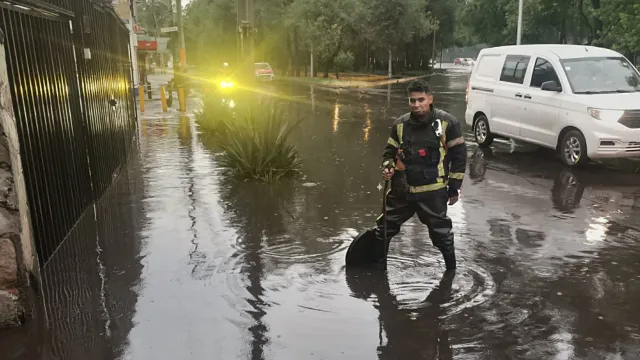 Bomberos de la CDMX realizan desazolve de drenaje en la Gustavo A. Madero. Foto: X@Bomberos_CDMX