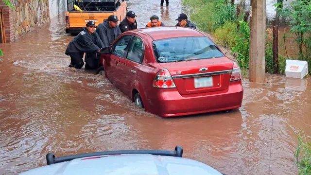 La circulación vial quedó restringida por el aumento del nivel de agua. Foto: SSP Tamaulipas