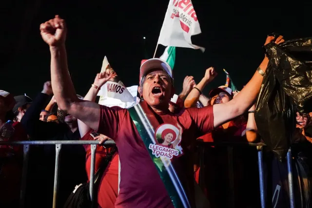 Simpatizantes de Claudia Sheinbaum celebran desde el Zócalo de la Ciudad de México