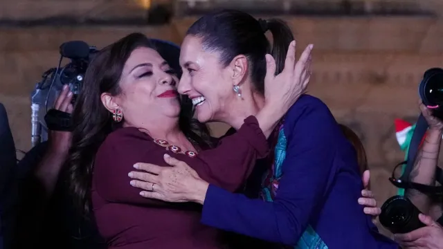 Clara Brugada y Claudia Sheinbaum celebran en el Zócalo