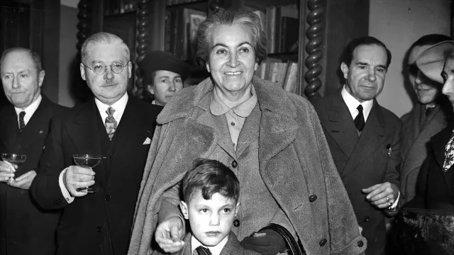 Gabriela Mistral en compañía de su hijo, al recibir el Premio Nobel