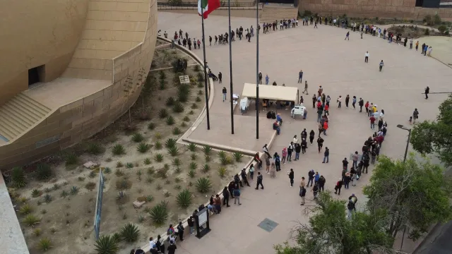 Larga fila para votar en México