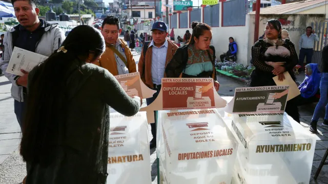 Así acuden mexicanos a votar 