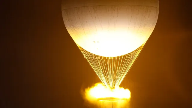 El pebetero olímpico estuvo sobre un globo aerostático. Foto Reuters