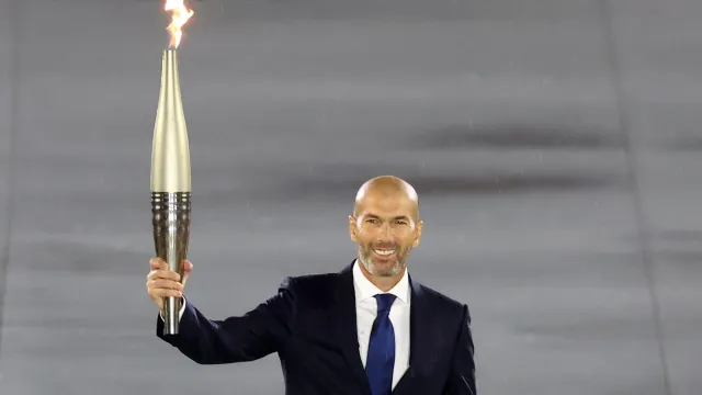 Zinedine Zidane fue de los últimos personajes en recibir la antorcha olímpica. Foto Reuters