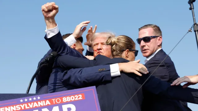 Donald Trump levanta el puño de la mano derecha hacia la multitud. Foto: AFP